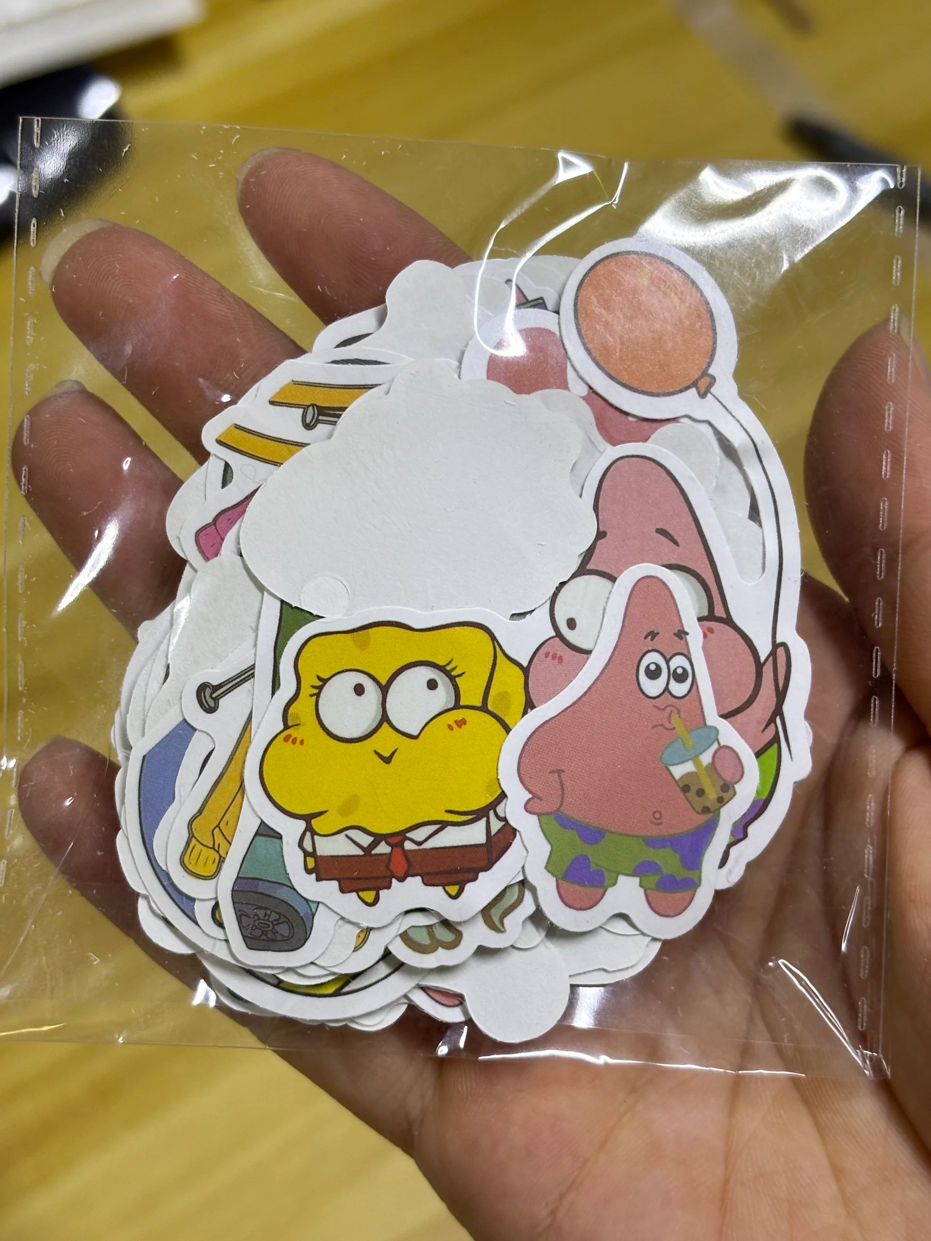 100pcs new Cartoon Cute SpongeBob SquarePants Stickers Personalized Creative Decorative Waterproof Sticker Decals Kids Toy.