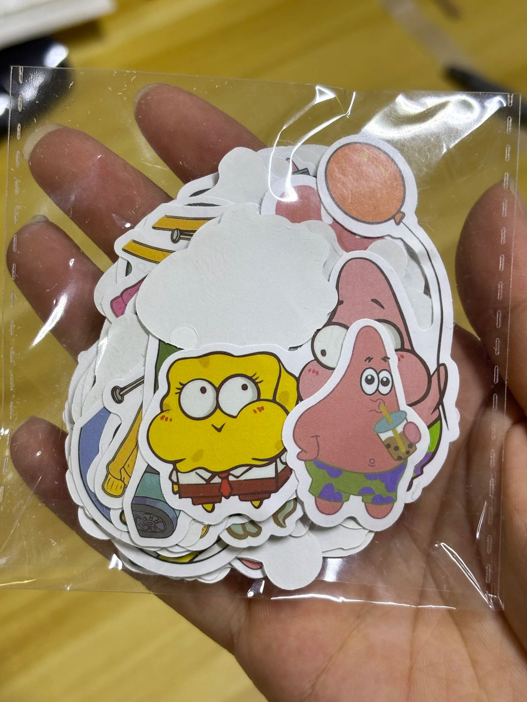 100pcs new Cartoon Cute SpongeBob SquarePants Stickers Personalized Creative Decorative Waterproof Sticker Decals Kids Toy.